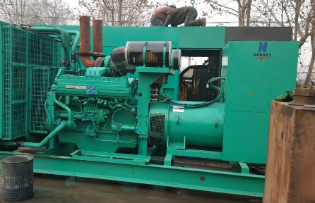 鼎湖发电机组如何判断水冷式机油散热器内部是否需要清洗？